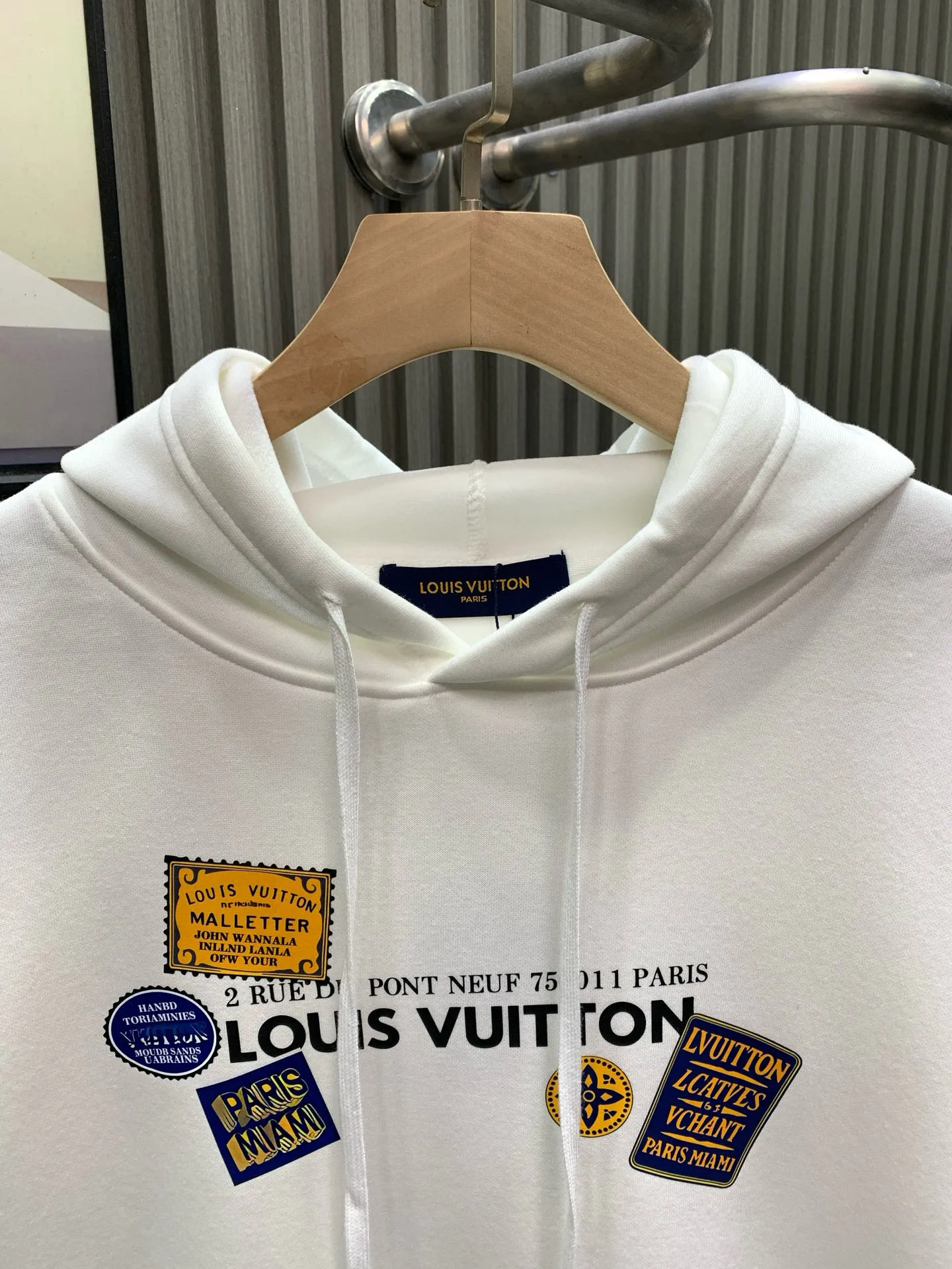 🅿️280 🀄️ Louis Vuitton 1v25ss new autumn and winter printed hooded sweatshirt 400 grams of pure cotton ➕ silver fox velvet This hooded round-neck sweatshirt follows the transatlantic journey of this series and celebrates the art of travel with distinctive elements. Cotton blended knitting presents the Damier pattern. The intarsia logo outlined by Yingze yarn is like a luggage tag. High-viscosity cotton material woolen fabric High-count cotton added Dry and avoids stuffiness. Light luxury. A must-have item for daily commuting for men and women. Correct version. Welcome to compare.